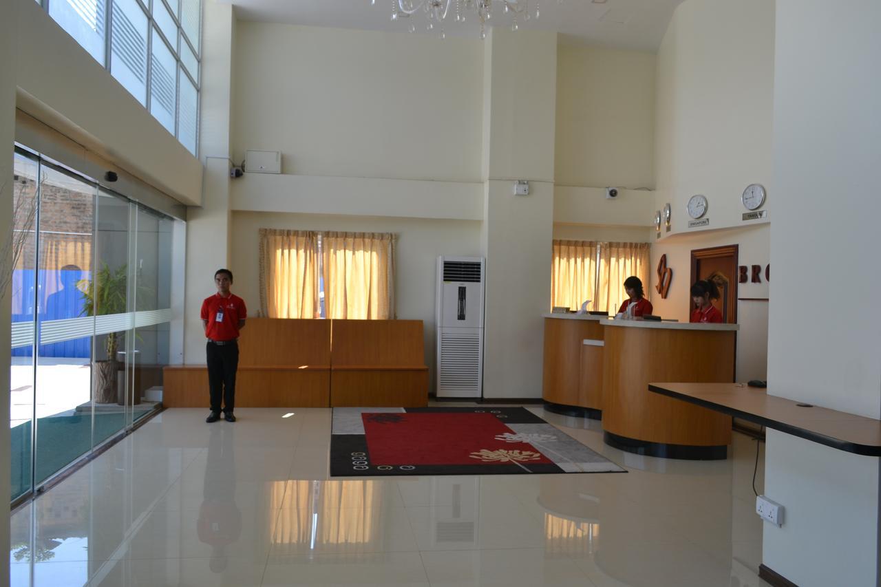 Hotel Broadway Yangon Extérieur photo
