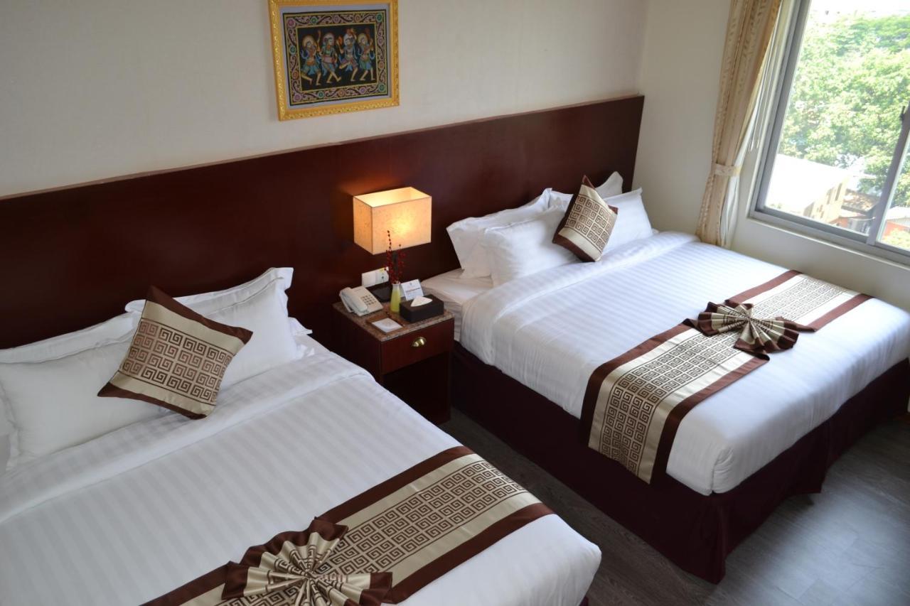 Hotel Broadway Yangon Extérieur photo