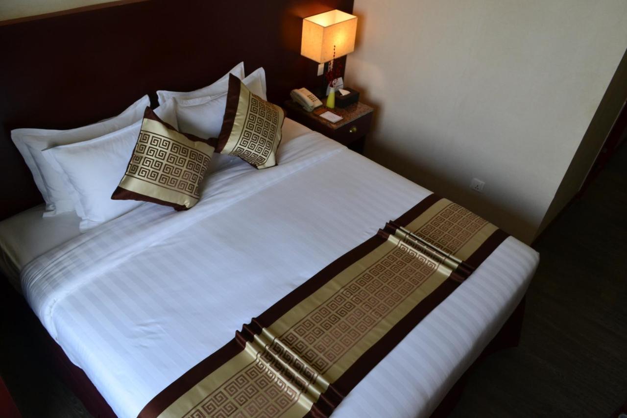 Hotel Broadway Yangon Extérieur photo