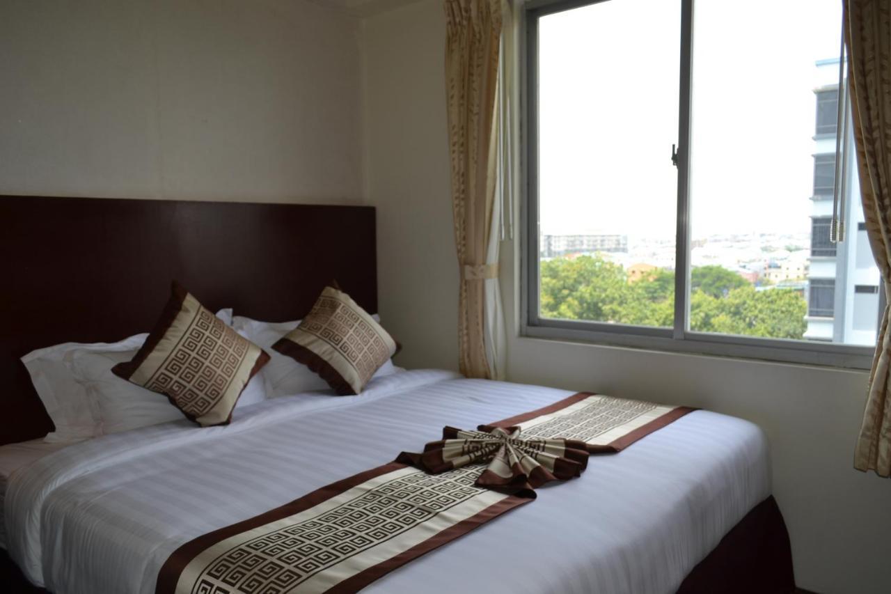 Hotel Broadway Yangon Extérieur photo