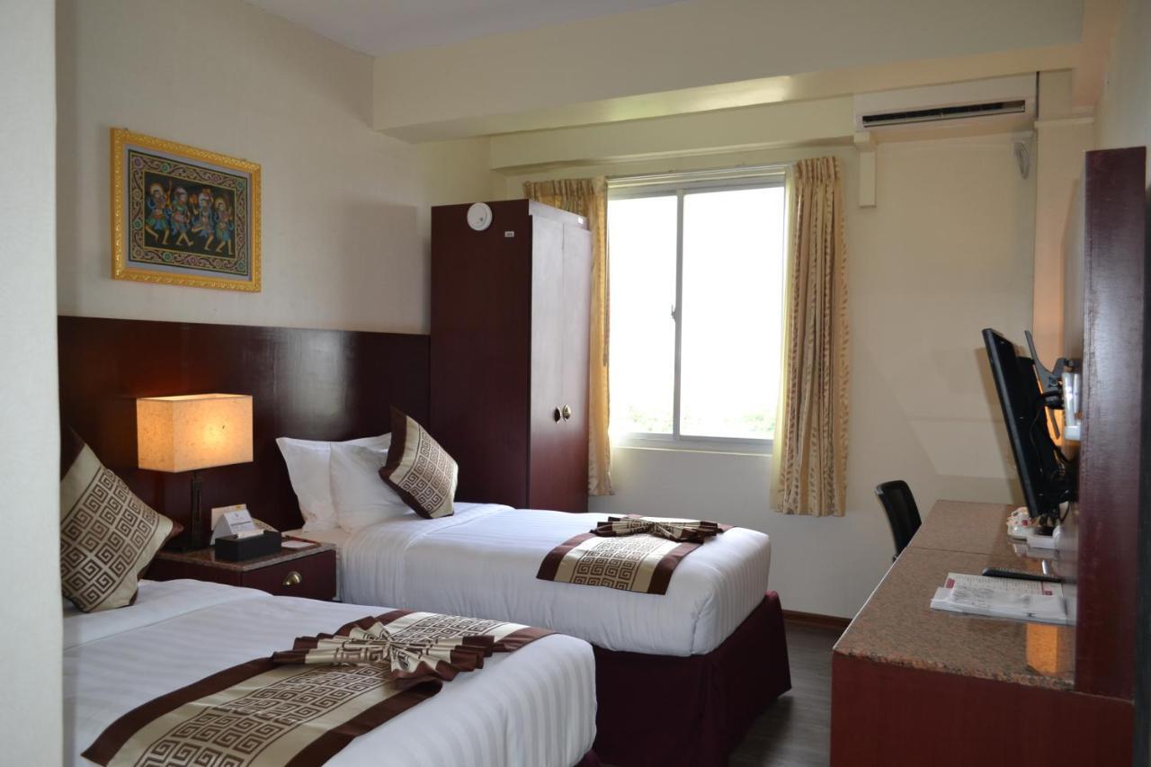 Hotel Broadway Yangon Extérieur photo