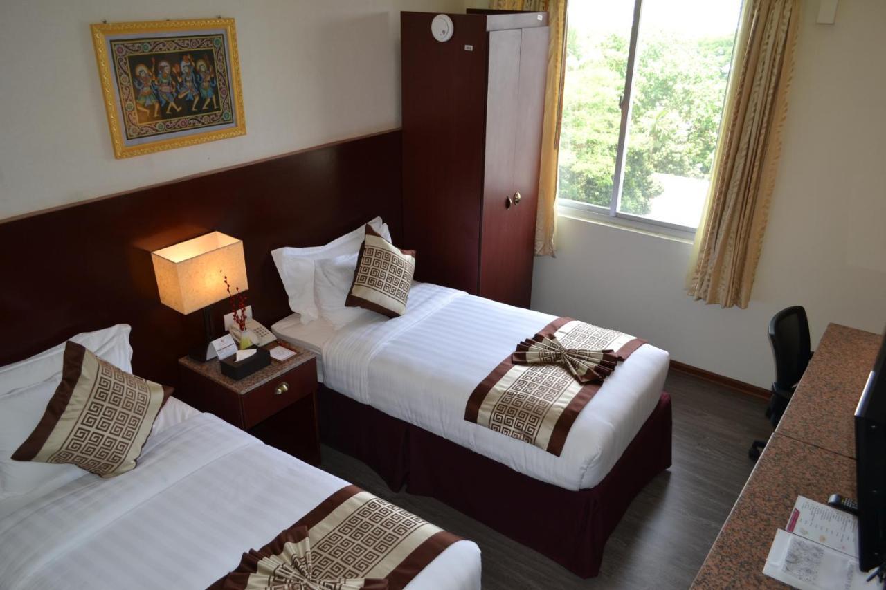 Hotel Broadway Yangon Extérieur photo