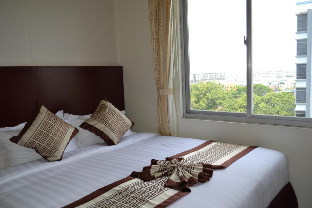 Hotel Broadway Yangon Extérieur photo