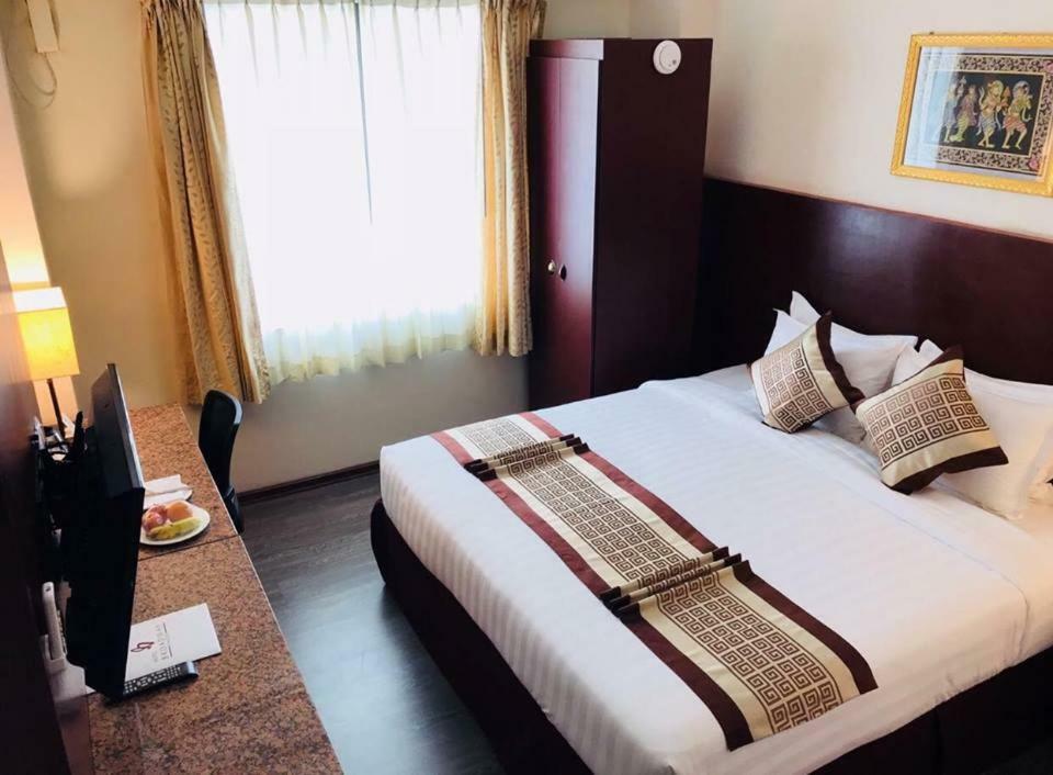 Hotel Broadway Yangon Extérieur photo